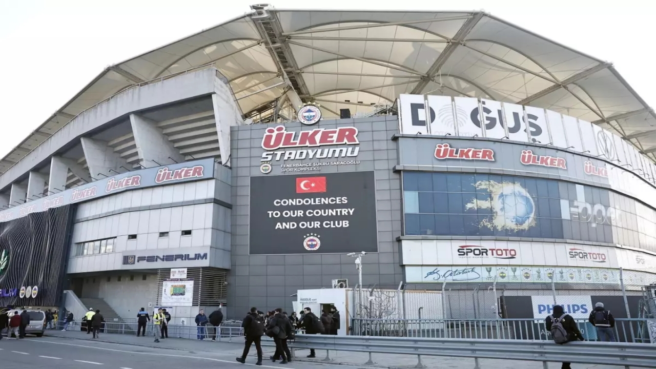 Foto - Yoğun tepkilere rağmen tabela asıldı! İşte Fenerbahçe stadının yeni adı