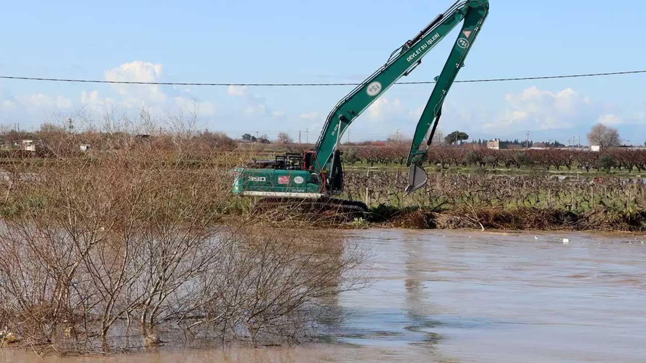 Yoğun yağış 18 ili vurdu! Devlet 604 iş makinesi ve 881 personelle sahada