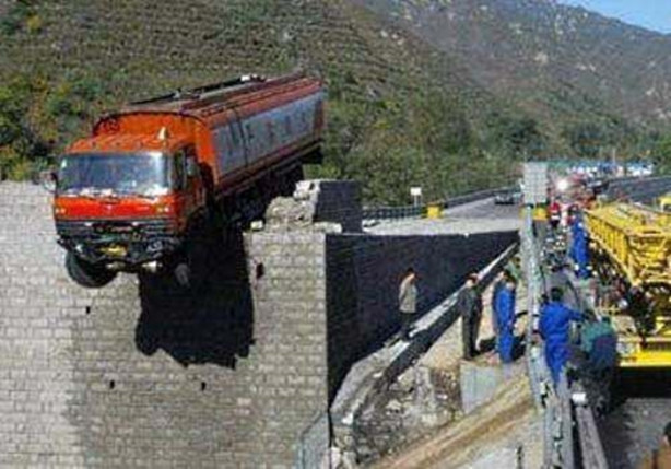 Foto - Yok artık diyeceksiniz! İşte en sıra dışı trafik kazaları...