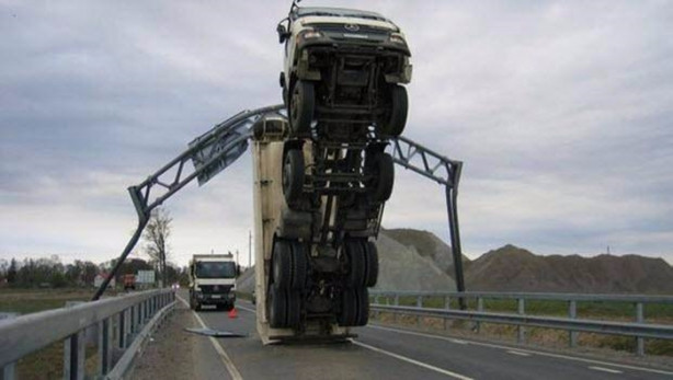 Yok artık diyeceksiniz! İşte en sıra dışı trafik kazaları...