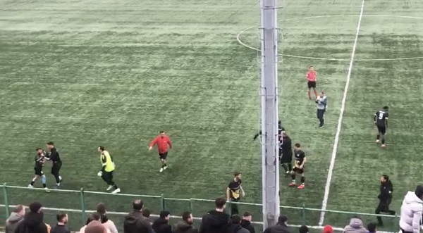 Yok artık! Maçı bırakıp kavga ettiler