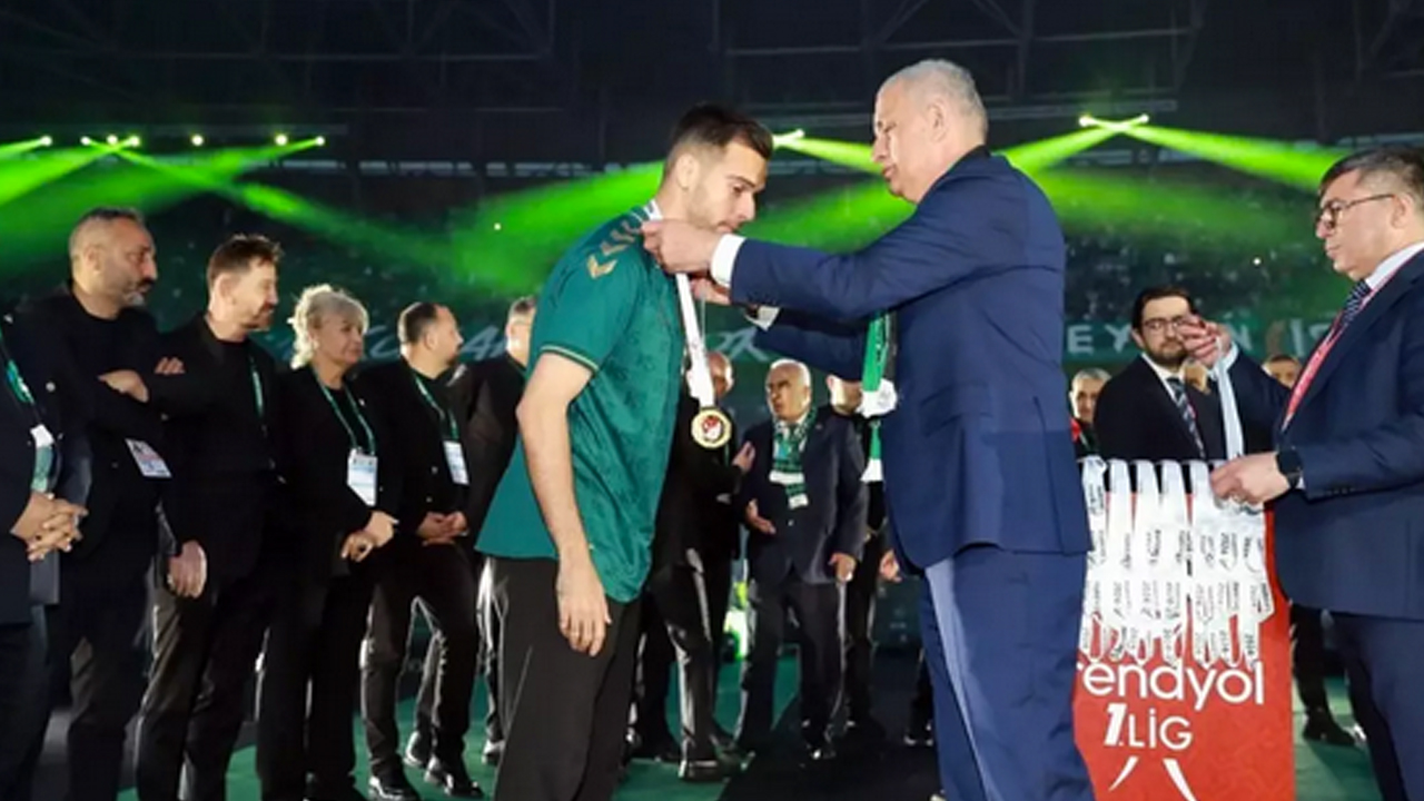 Yok artık yapmayın etmeyin beyler: Şampiyonluk töreninde İbrahim Hacıosmanoğlu'na soğuk duş