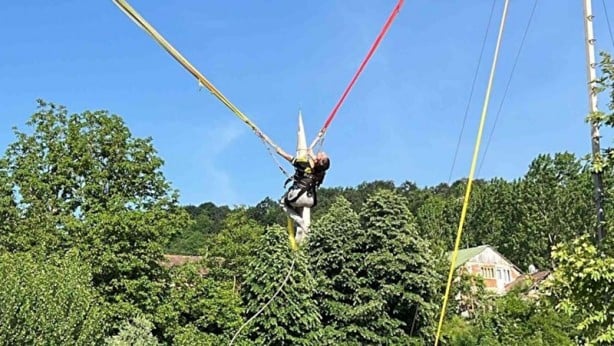Yok böyle adrenalin! ‘İnsan sapanı’ değil sanki otomobil