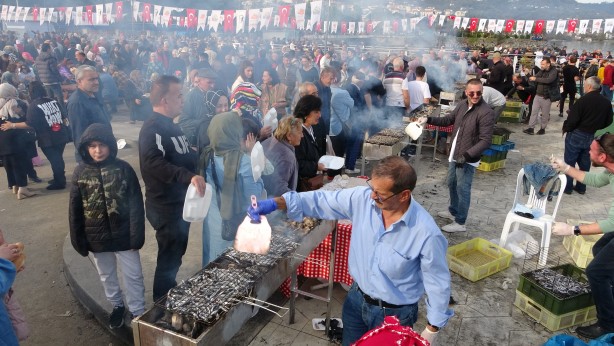 Foto - Yok böyle bir festival! Tam tamına 10 ton hamsi tüketildi! Gelen aldı giden aldı!
