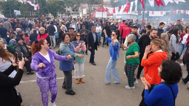 Foto - Yok böyle bir festival! Tam tamına 10 ton hamsi tüketildi! Gelen aldı giden aldı!