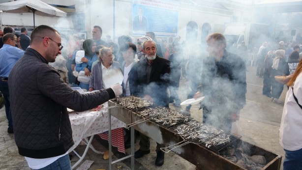 Foto - Yok böyle bir festival! Tam tamına 10 ton hamsi tüketildi! Gelen aldı giden aldı!