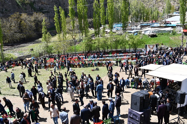 Foto - Yok böyle düğün! Aşiret düğününde takılanlar şaşkına çevirdi