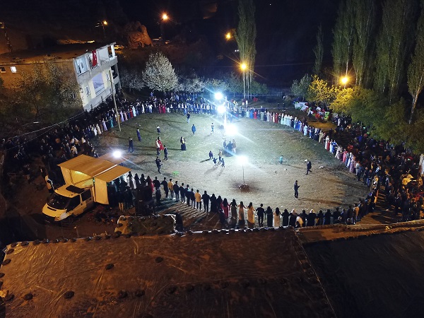 Foto - Yok böyle düğün! Aşiret düğününde takılanlar şaşkına çevirdi