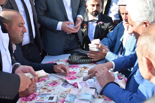 Foto - Yok böyle düğün! Aşiret düğününde takılanlar şaşkına çevirdi