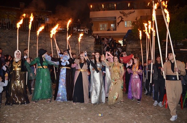 Foto - Yok böyle düğün! Aşiret düğününde takılanlar şaşkına çevirdi