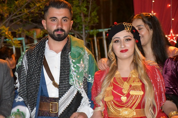 Foto - Yok böyle düğün! Aşiret düğününde takılanlar şaşkına çevirdi