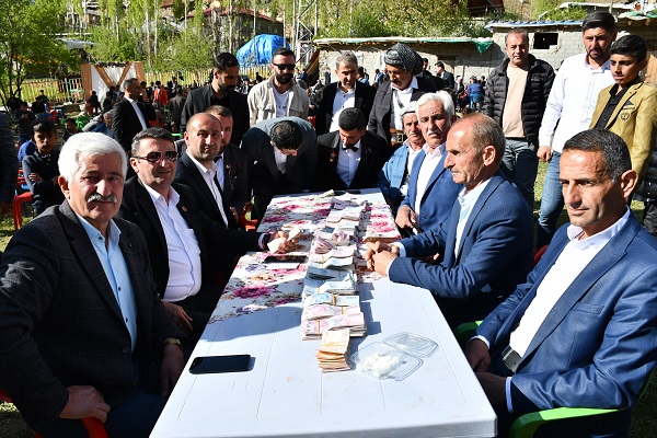 Foto - Yok böyle düğün! Aşiret düğününde takılanlar şaşkına çevirdi