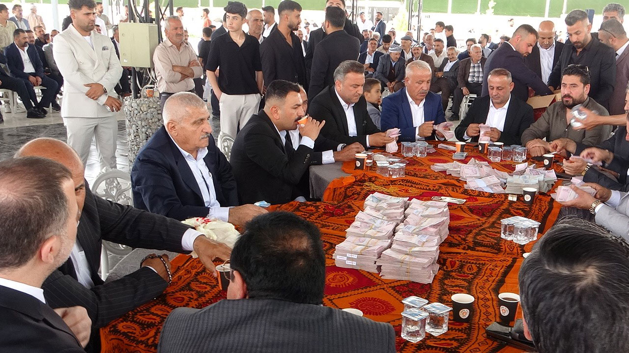 Foto - Yok böyle düğün! Damada milyonlar, geline kilo kilo altın takıldı