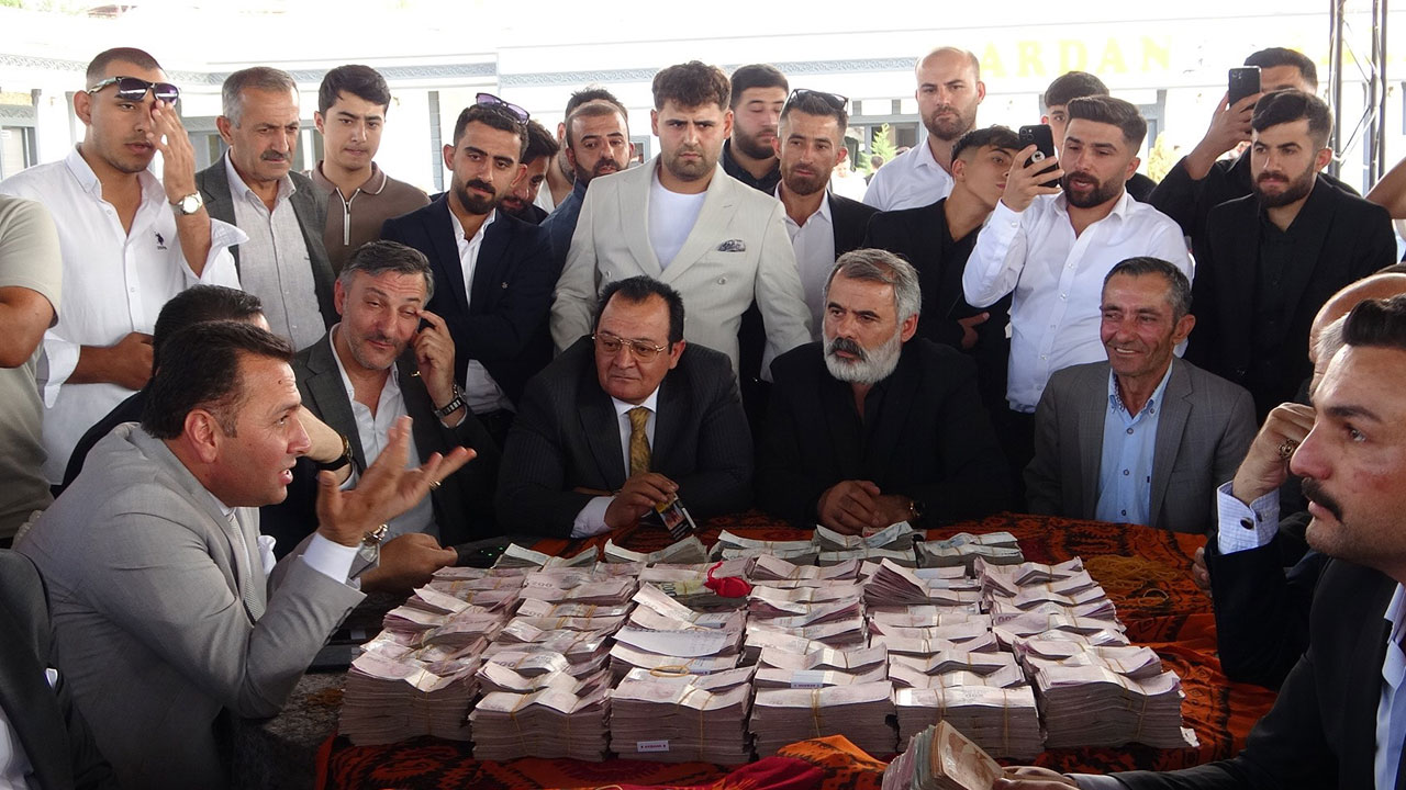 Foto - Yok böyle düğün! Damada milyonlar, geline kilo kilo altın takıldı