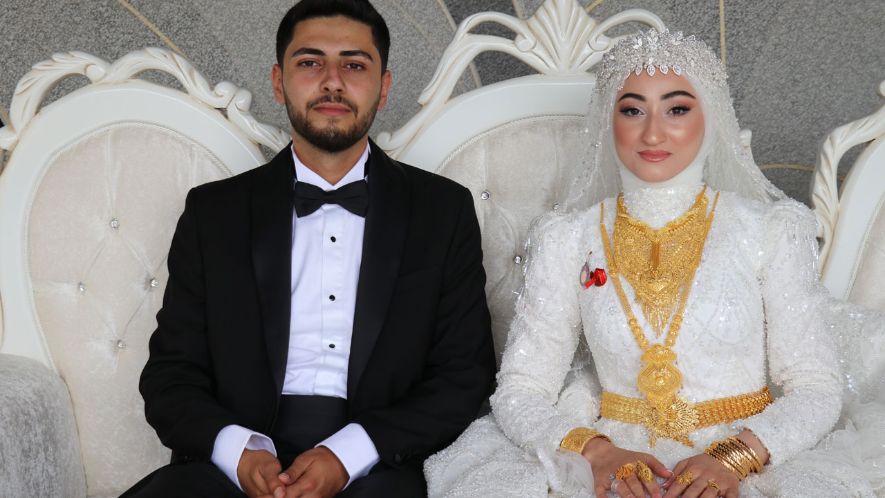 Yok böyle düğün! Damada milyonlar, geline kilo kilo altın takıldı