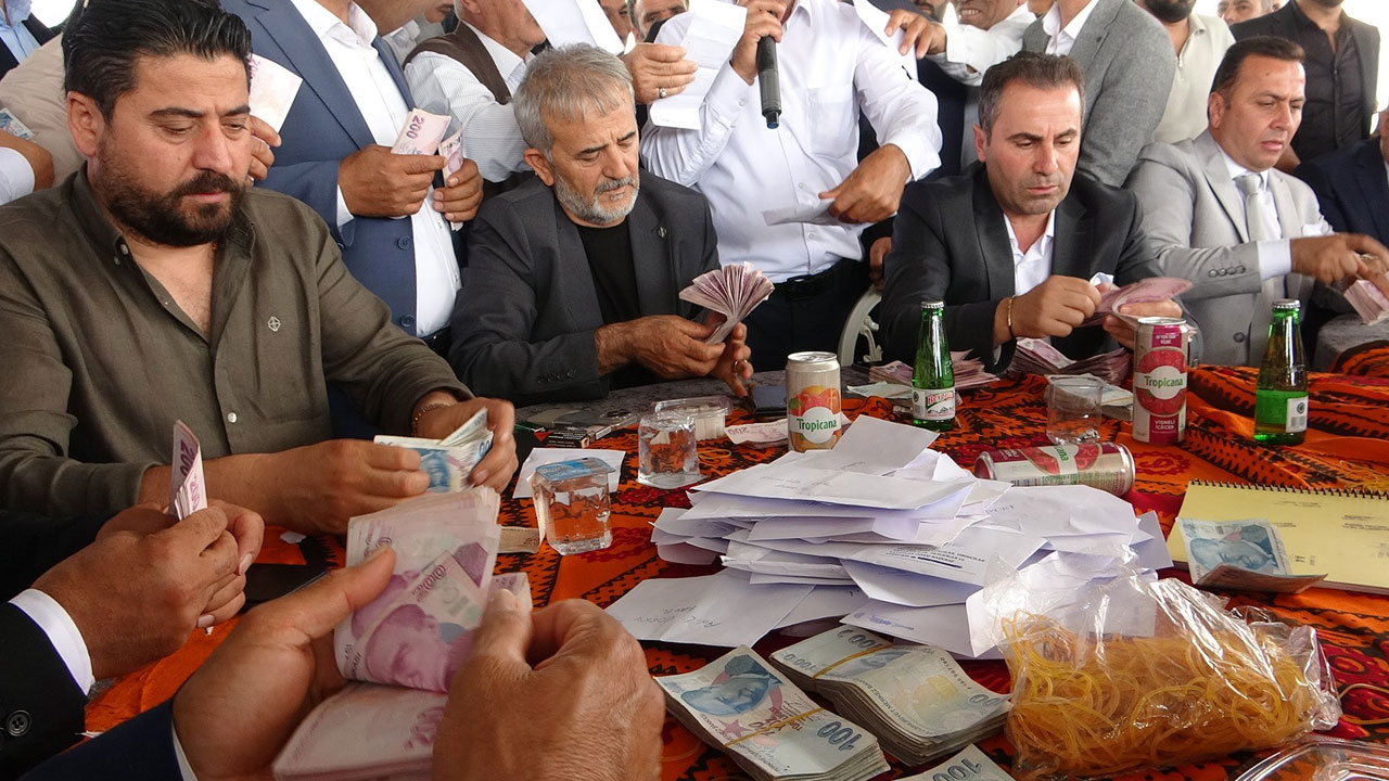 Foto - Yok böyle düğün! Damada milyonlar, geline kilo kilo altın takıldı