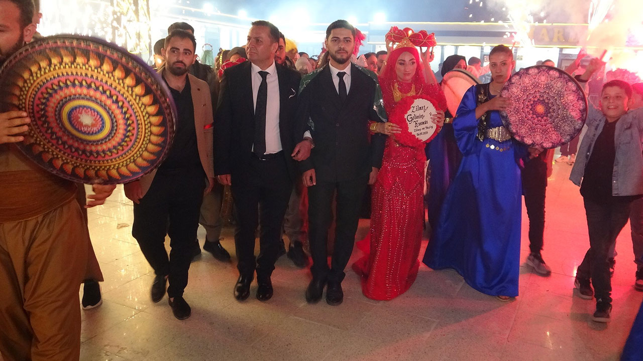 Foto - Yok böyle düğün! Damada milyonlar, geline kilo kilo altın takıldı