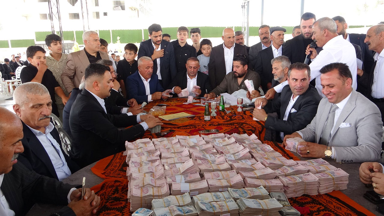 Foto - Yok böyle düğün! Damada milyonlar, geline kilo kilo altın takıldı