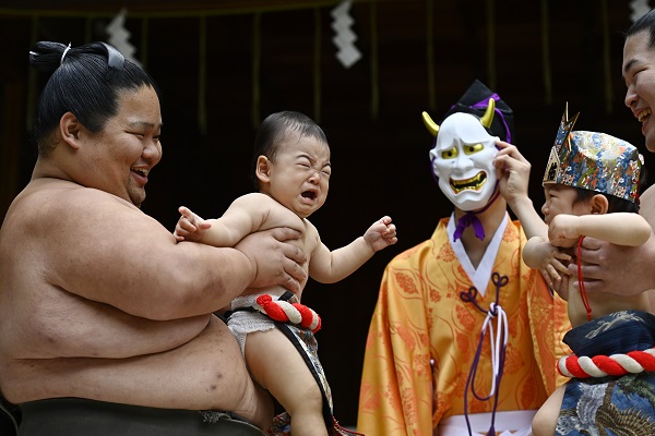 Foto - Yok böyle gelenek! Bakın bebekleri ne için ağlatıyorlar