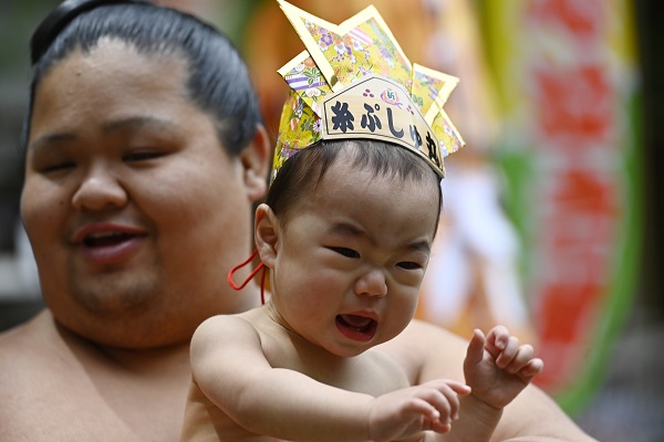 Foto - Yok böyle gelenek! Bakın bebekleri ne için ağlatıyorlar