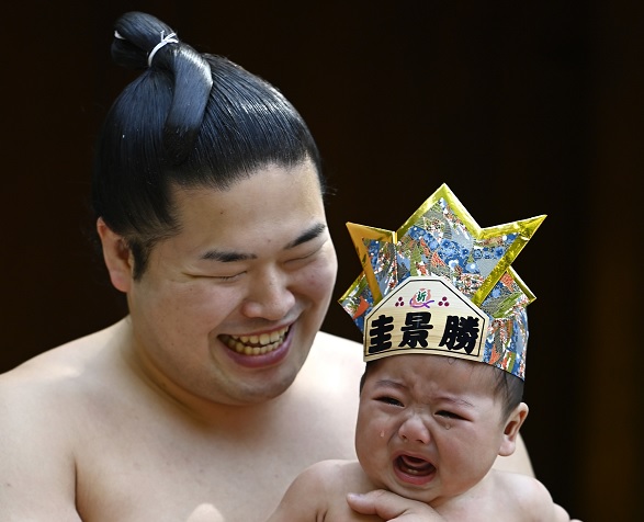 Foto - Yok böyle gelenek! Bakın bebekleri ne için ağlatıyorlar