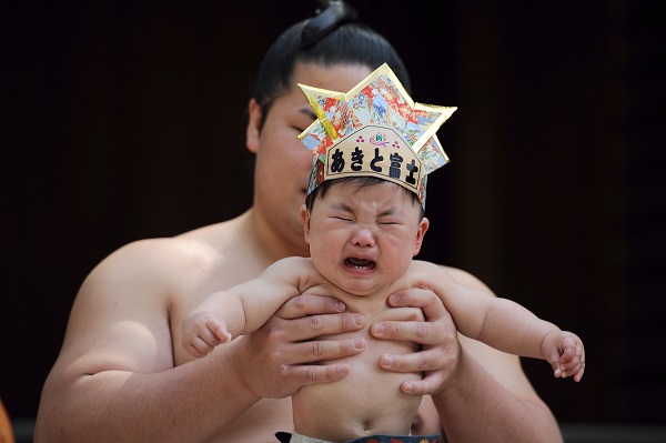 Foto - Yok böyle gelenek! Bakın bebekleri ne için ağlatıyorlar