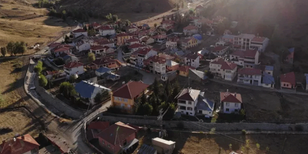 Yok böyle gelenek! Evlerin çatılarına bakın ne yazıyorlar
