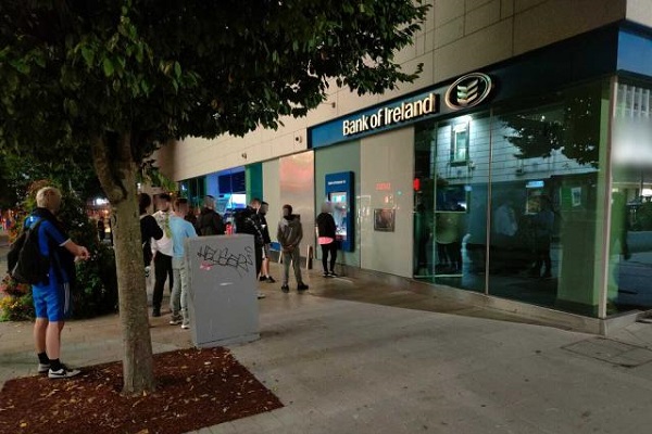 Foto - Yok böyle olay! ATM’deki mevzuyu duyanlar hemen kuyruğa girdi