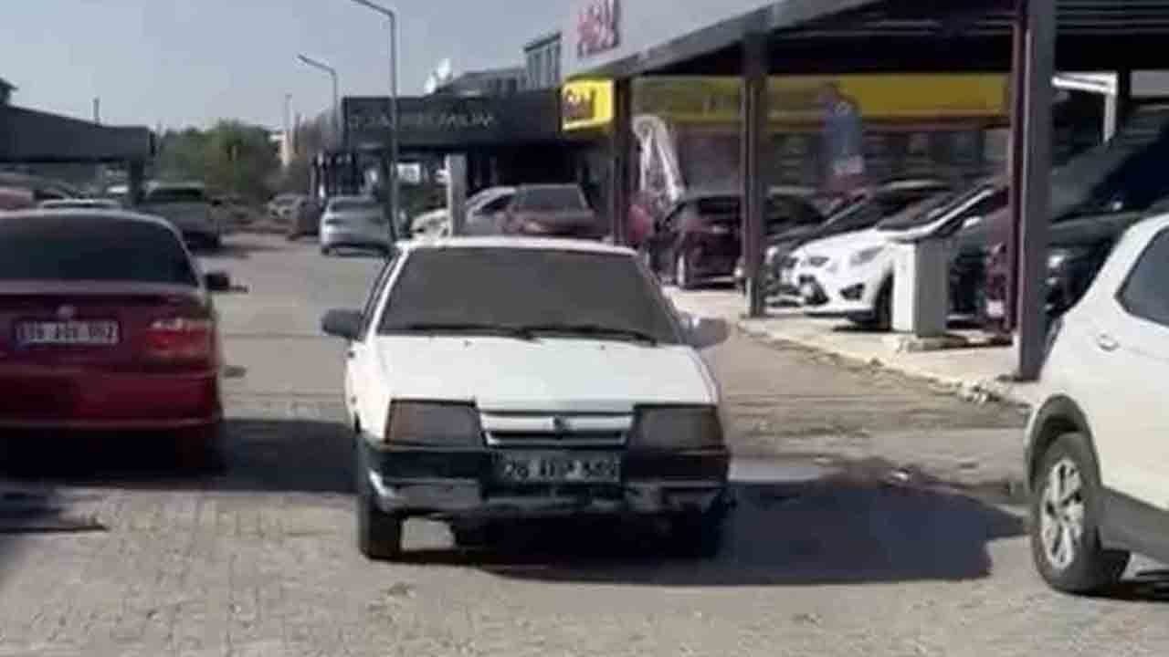 Foto - Yok böyle takas: Al arabayı ver sucukları
