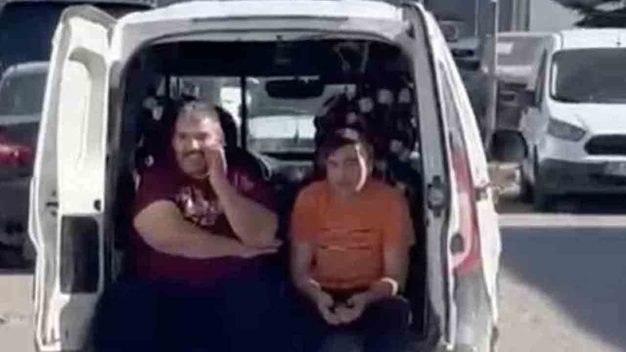 Foto - Yok böyle takas: Al arabayı ver sucukları
