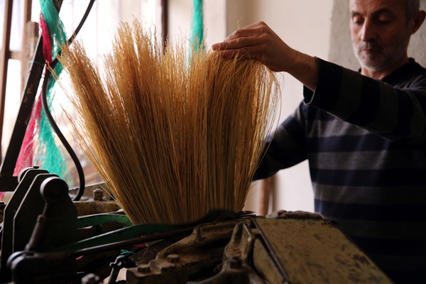 Foto - Yok olmaya yüz tutan mesleklerden... Ailece yıllardır bu işi yapıyorlar!