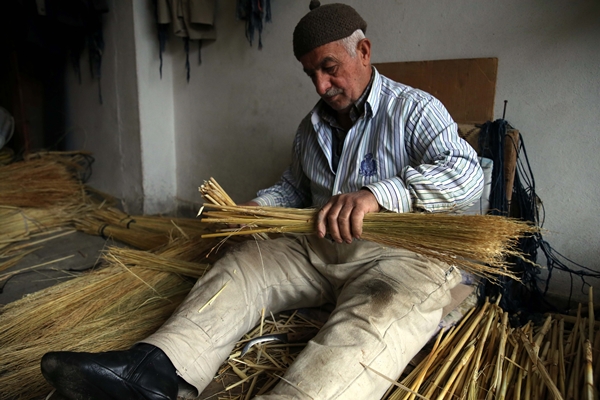 Foto - Yok olmaya yüz tutan mesleklerden... Ailece yıllardır bu işi yapıyorlar!