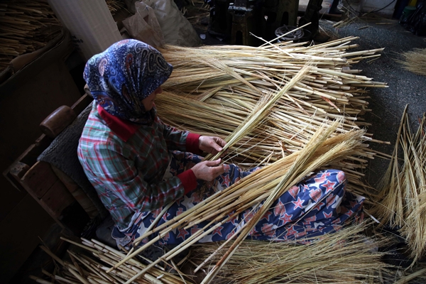 Foto - Yok olmaya yüz tutan mesleklerden... Ailece yıllardır bu işi yapıyorlar!