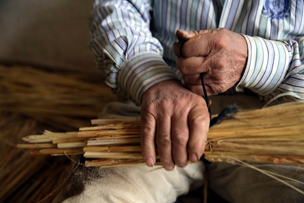 Yok olmaya yüz tutan mesleklerden... Ailece yıllardır bu işi yapıyorlar!