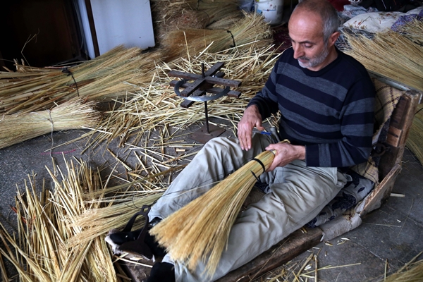 Foto - Yok olmaya yüz tutan mesleklerden... Ailece yıllardır bu işi yapıyorlar!