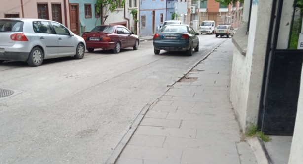 Foto - Yokuş aşağı inen sokakta sürati ve kazayı önlemek için kasis isteniyor