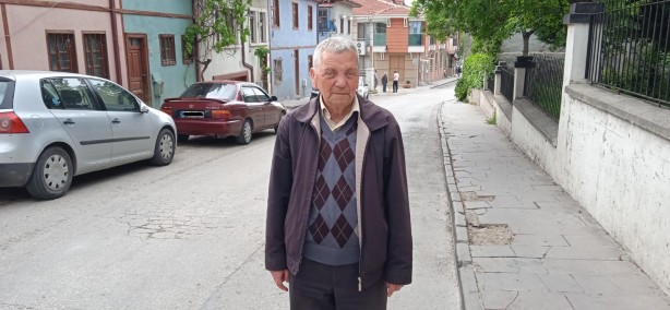 Foto - Yokuş aşağı inen sokakta sürati ve kazayı önlemek için kasis isteniyor