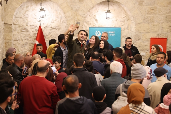 Foto - Yol arkadaşı tavuğuyla sahipsiz hayvanları besliyor