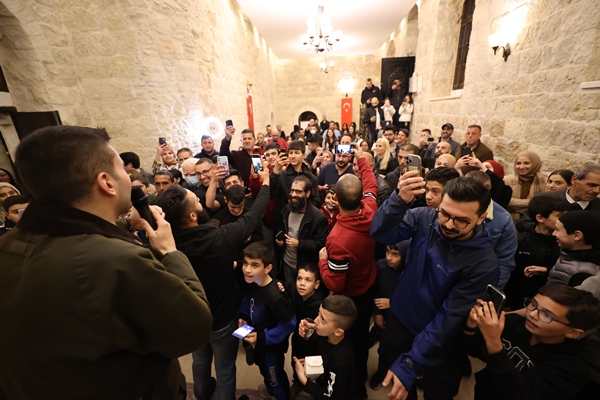 Foto - Yol arkadaşı tavuğuyla sahipsiz hayvanları besliyor