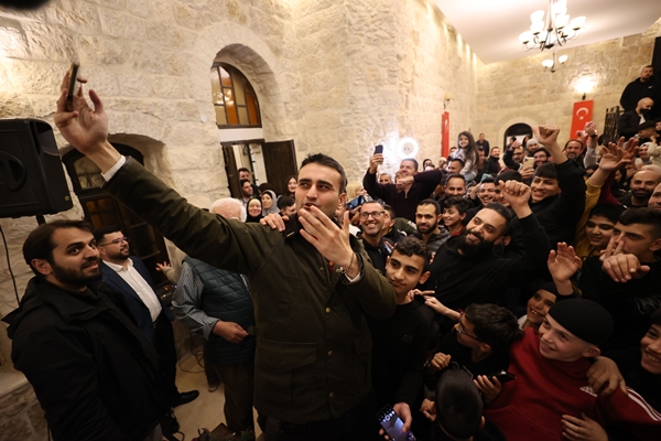 Foto - Yol arkadaşı tavuğuyla sahipsiz hayvanları besliyor