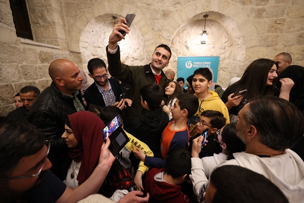 Yol arkadaşı tavuğuyla sahipsiz hayvanları besliyor