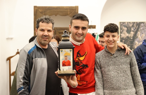 Foto - Yol arkadaşı tavuğuyla sahipsiz hayvanları besliyor