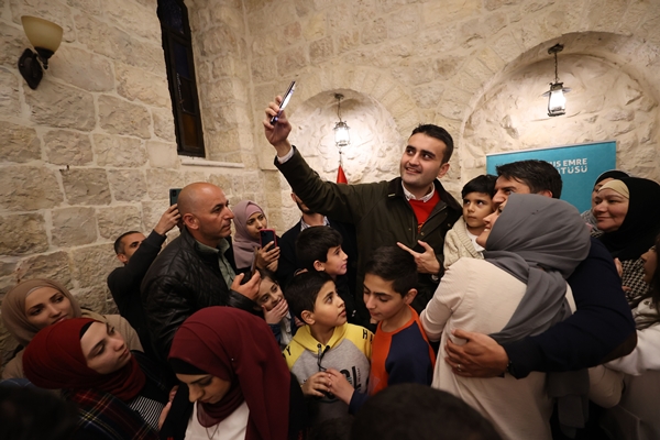Foto - Yol arkadaşı tavuğuyla sahipsiz hayvanları besliyor