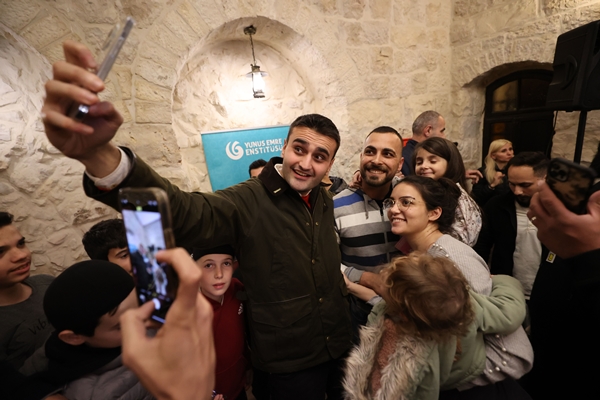 Foto - Yol arkadaşı tavuğuyla sahipsiz hayvanları besliyor