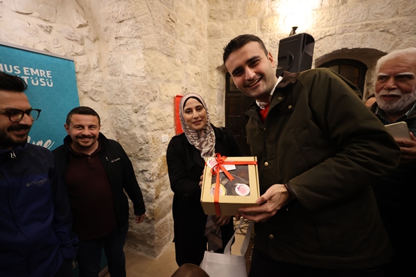 Foto - Yol arkadaşı tavuğuyla sahipsiz hayvanları besliyor