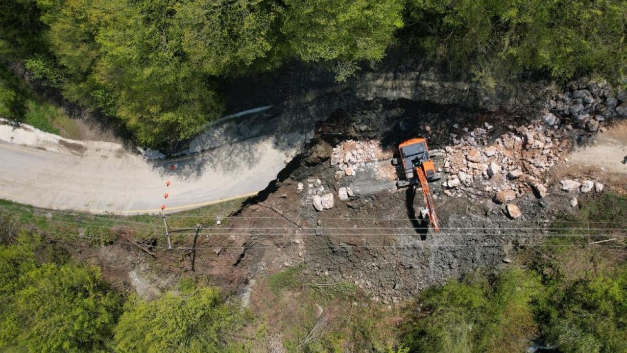 Yol çöktü 150 haneli köy mahsur kaldı