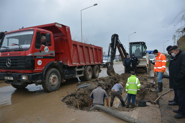 Foto - Yol çöktü, su borusu patladı