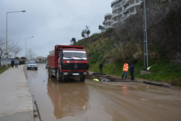 Yol çöktü, su borusu patladı