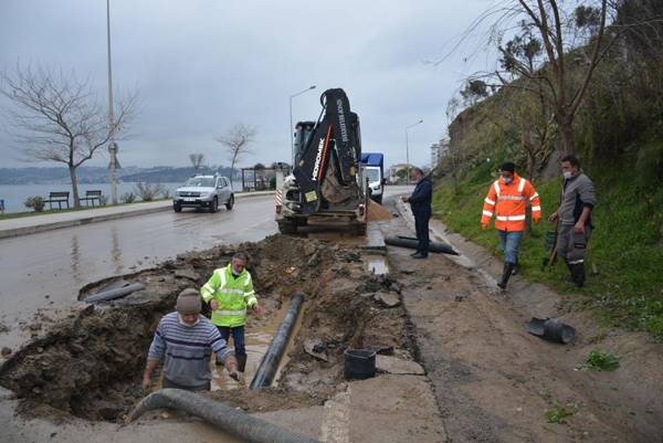 Foto - Yol çöktü, su borusu patladı