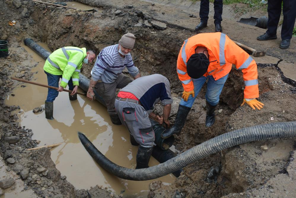 Foto - Yol çöktü, su borusu patladı